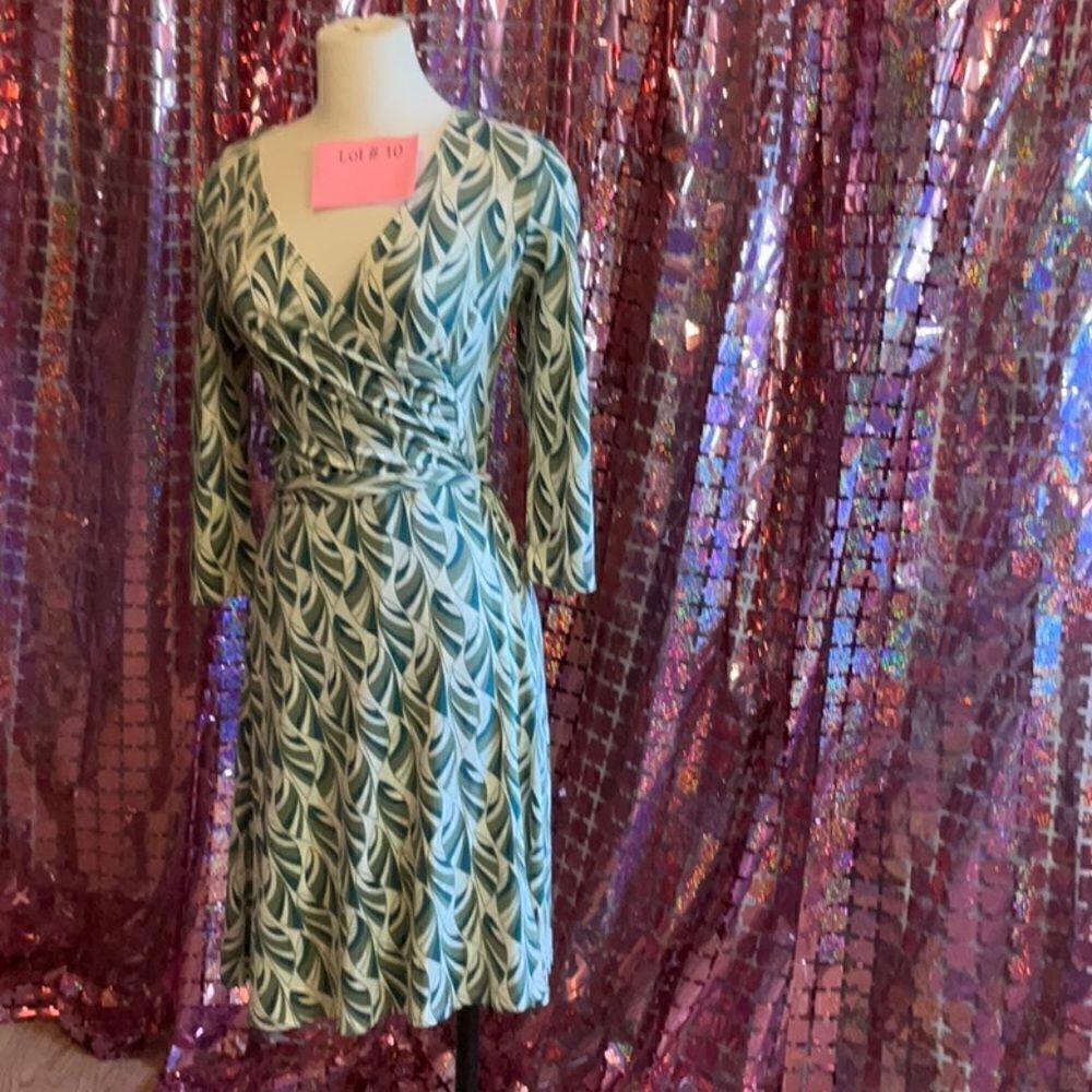 Dress v front neck with wrap style skirt dress in leaf pattern, size extra small